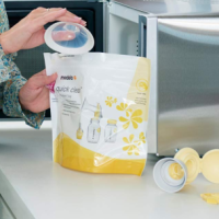 Medela Quick Clean Micro-Steam Bags Use thumbnail